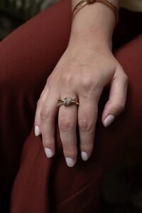 Anel Nó Dourado ajustável