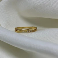 Anel entrelaçado liso e zircônias