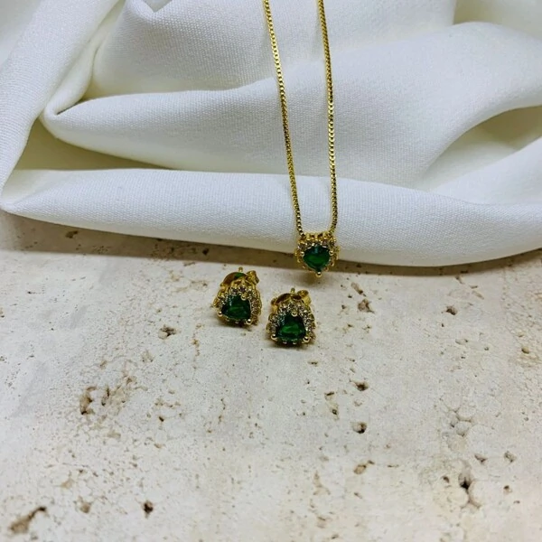 Conjunto coração esmeralda cravejada