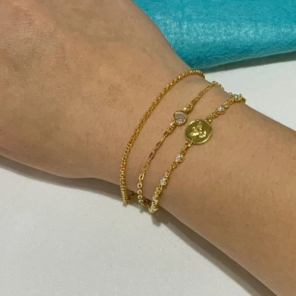 Pulseira tripla perolas e Divino Espírito Santo