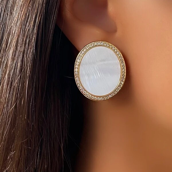Brinco Oval com Madrepérola e Zircônia