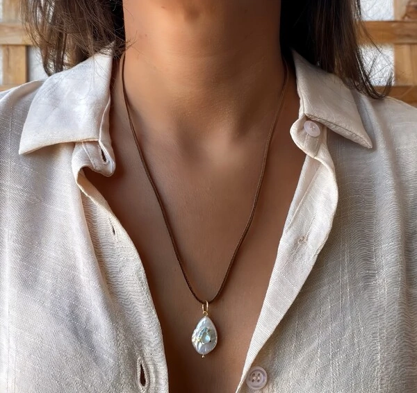 Colar Camurça com Pérola Barroca e Zircônia Água Marinha