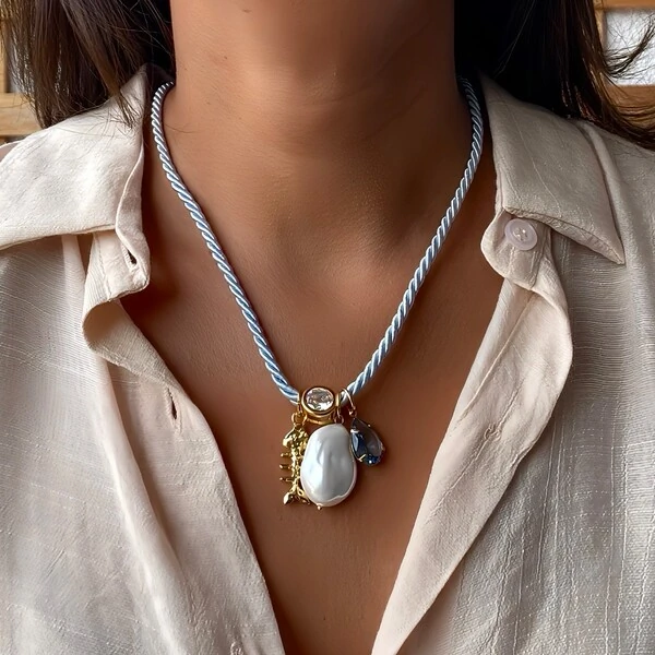 Colar Cordão Tecido Azul Bebê com Pingentes