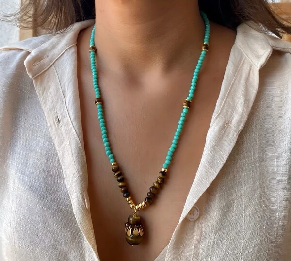 Colar com Pedra Olho de Tigre e Cristal Verde Água