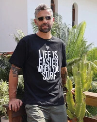 Camiseta Life Is Easer Preta