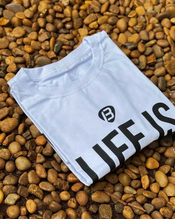 Camiseta Life Is Easer Branca