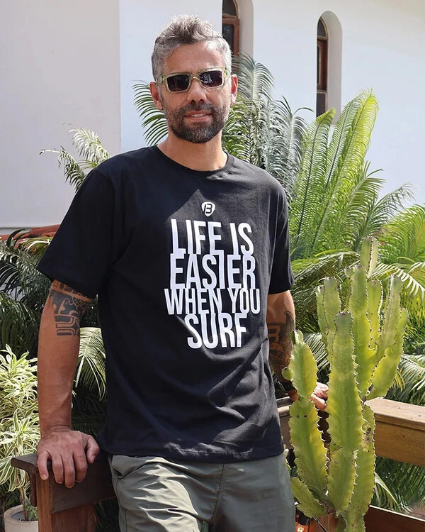 Camiseta Life Is Easer Preta