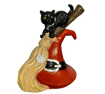 Foto Gato sobre a Vassoura e Chapéu de Bruxa