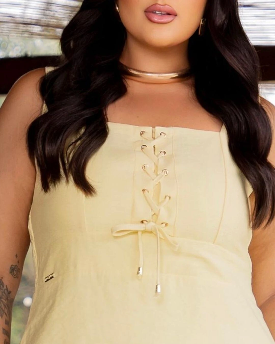 Foto Vestido Plus Size Curto com Detalhe Amarril e Decote Quadrado — Amarelo | Rosa Miliossi