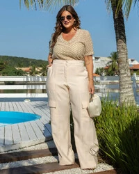 Calça Plus Size Alfaiataria com Bolso Cargo