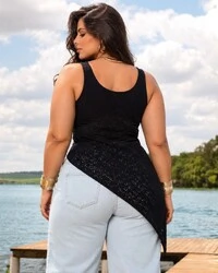 Blusa Plus Size de Renda com Barra Assimetrica