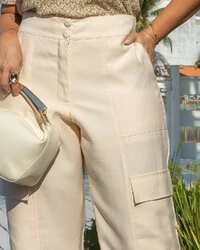 Calça Plus Size Alfaiataria com Bolso Cargo