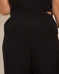 Macacão Plus Size Pantalona com Recorte na Cintura