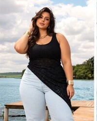 Blusa Plus Size de Renda com Barra Assimetrica