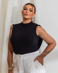 Blusa Plus Size Gola Alta e Costas Aberta