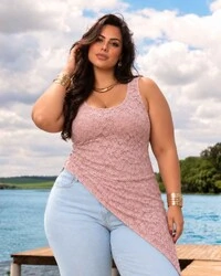 Blusa Plus Size de Renda com Barra Assimetrica