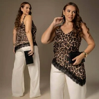 Blusa Assimétrica Plus Size Detalhe Renda