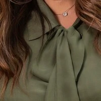 Blusa Plus Size com Gola Laço