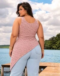 Blusa Plus Size de Renda com Barra Assimetrica