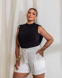 Blusa Plus Size Gola Alta e Costas Aberta
