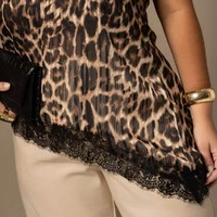 Blusa Assimétrica Plus Size Detalhe Renda