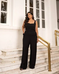 Macacão Plus Size Pantalona com Recorte na Cintura