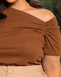 Blusa Plus Size Canelada Decote Assimetrico | Divas Voga