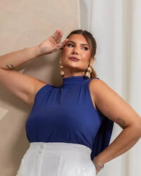 Blusa Plus Size Gola Alta e Costas Aberta