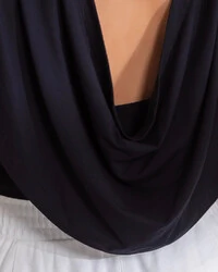 Blusa Plus Size Gola Alta e Costas Aberta
