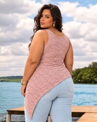 Blusa Plus Size de Renda com Barra Assimetrica