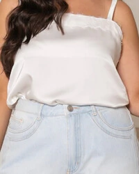 Blusa Plus Size de Alcinha com Detalhe de Renda