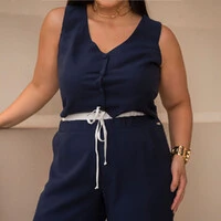 Conjunto Plus Size Colete e Calça Detalhe Cós