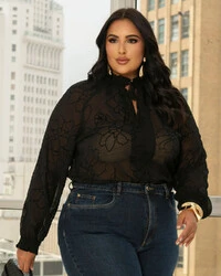 Blusa Plus Size Bordada Manga Longa