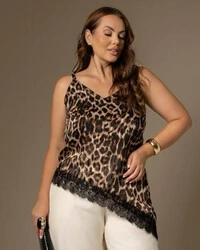 Blusa Assimétrica Plus Size Detalhe Renda