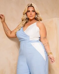 Macacão Plus Size Bicolor Pantalona com Decote Transpassado — Azul e Branco | Rosa Miliossi