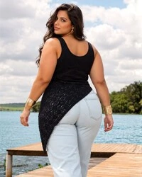 Blusa Plus Size de Renda com Barra Assimetrica
