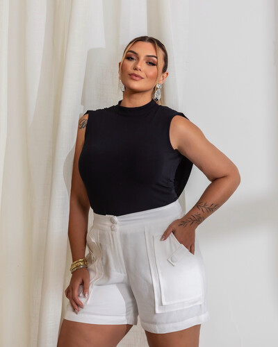 Foto Blusa Plus Size Gola Alta e Costas Aberta