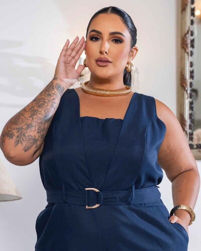 Foto Macacão Plus Size Sobreposição e Cinto Azul Marinho