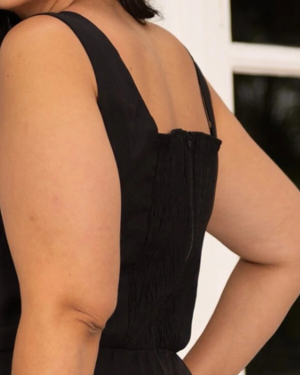 Macacão Plus Size Pantalona com Recorte na Cintura