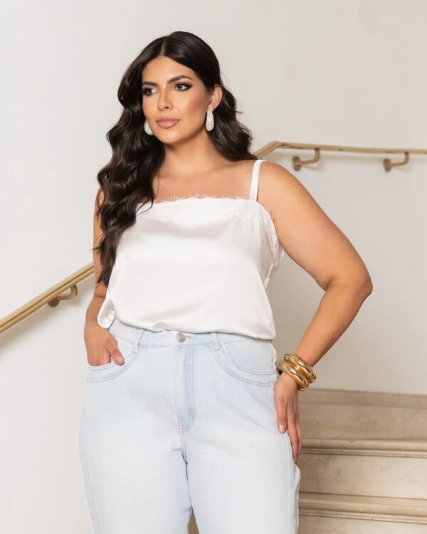 Blusa Plus Size de Alcinha com Detalhe de Renda