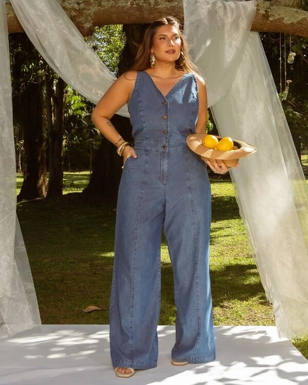 Macacão Plus Size Pantalona Jeans Olivia