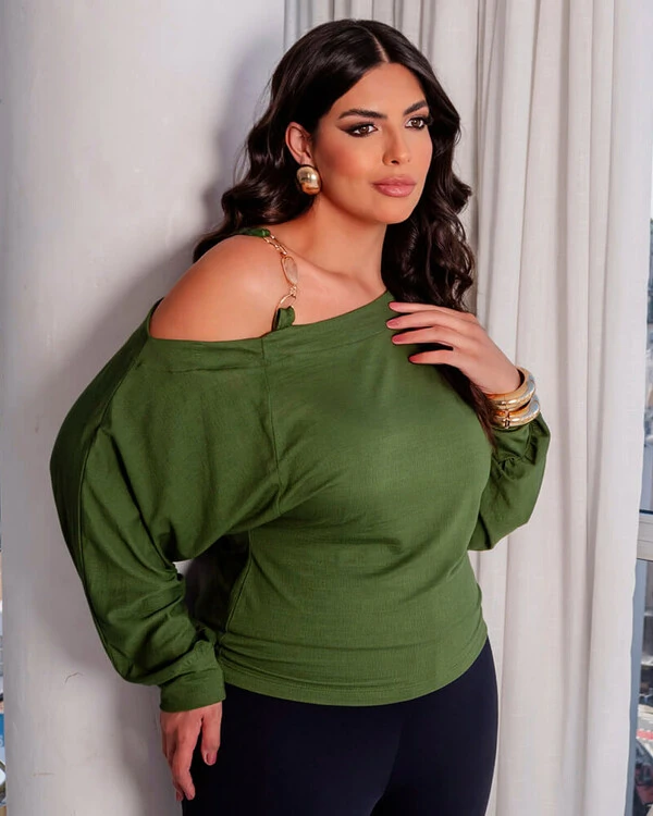 Blusa Plus Size Detalhe Fivela Ombro