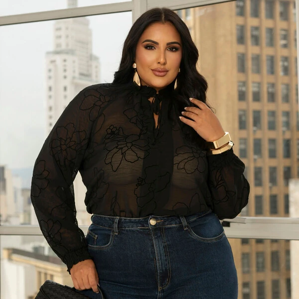 Blusa Plus Size Bordada Manga Longa