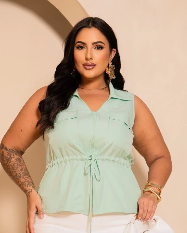 Blusa Plus Size Bolsos e Amarração Cordão