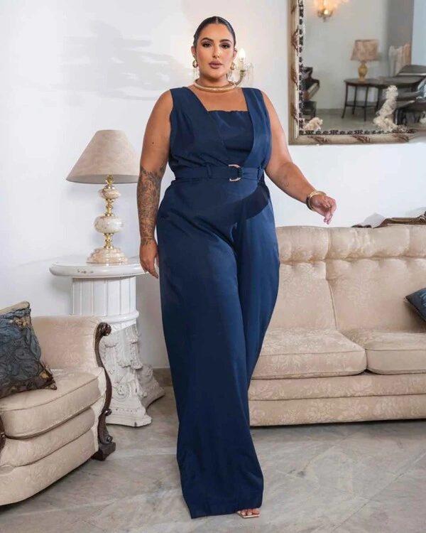 Macacão Plus Size Sobreposição e Cinto Azul Marinho
