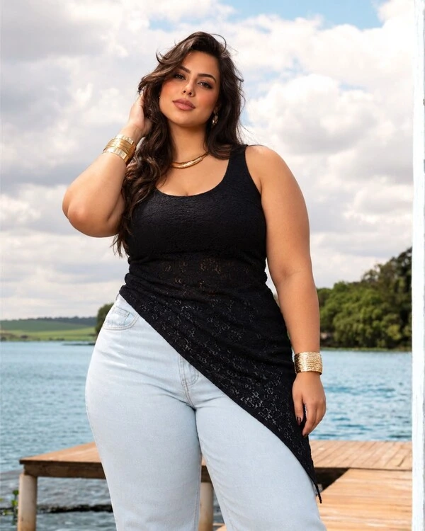 Blusa Plus Size de Renda com Barra Assimetrica