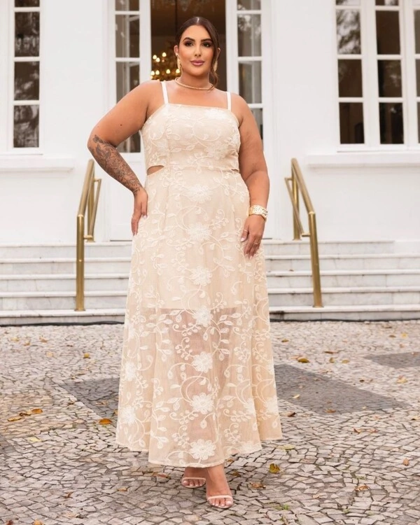 Vestido Midi Bordado Plus Size