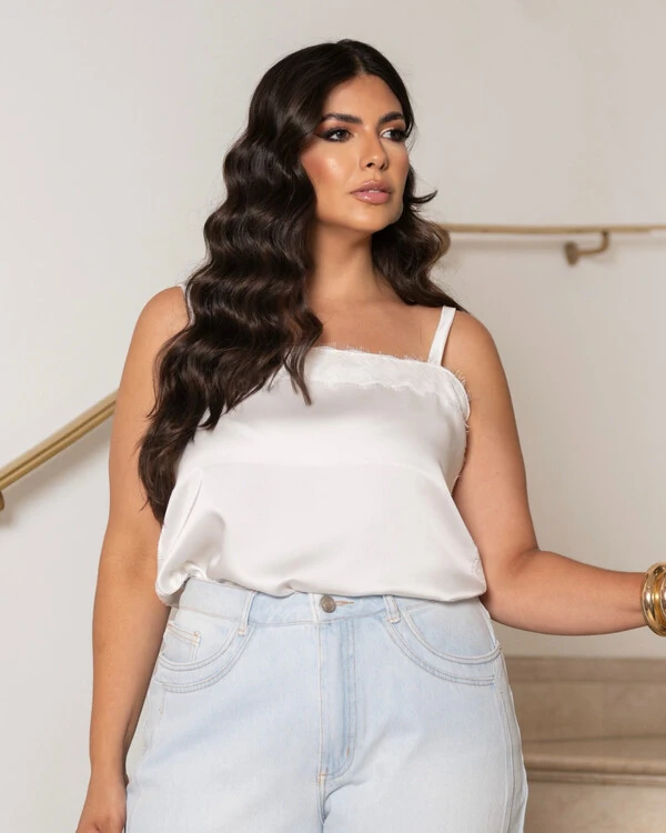 Blusa Plus Size de Alcinha com Detalhe de Renda