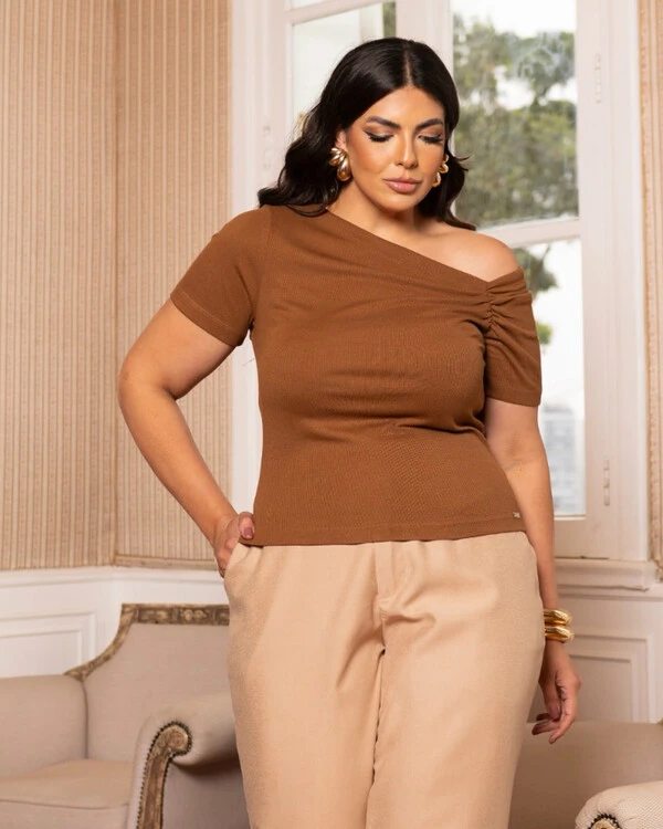 Blusa Plus Size Canelada Decote Assimetrico | Divas Voga