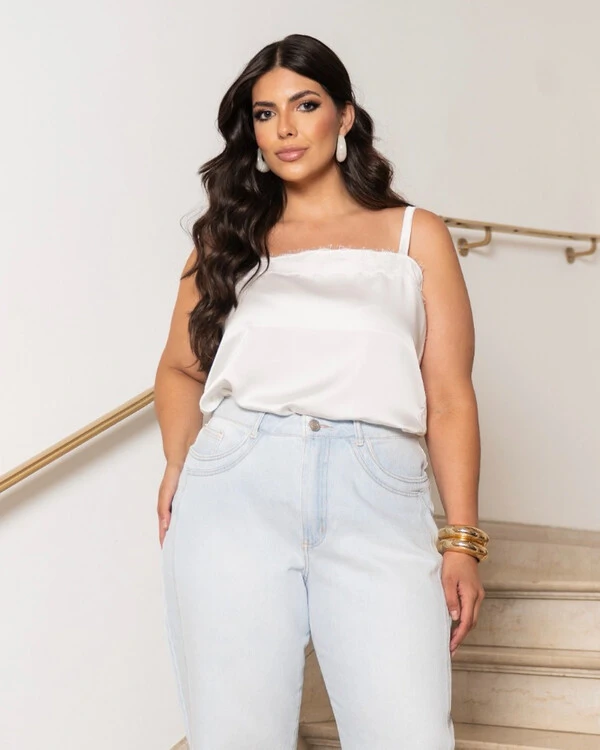 Blusa Plus Size de Alcinha com Detalhe de Renda